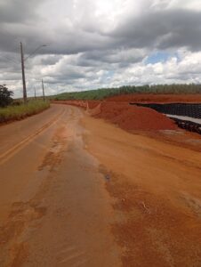 MORADORES PEDEM PROVIDÊNCIAS URGENTES EM OBRA NA VIA LATERAL DO AEROPORTO, EM ANÁPOLIS