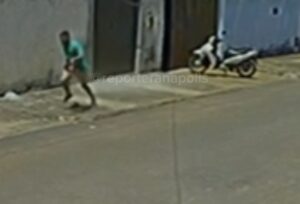 MULHER ABRE TOALHA DURANTE NEGOCIAÇÃO DE GALINHA-DA-ANGOLA, HOMEM É AGREDIDO E SAI CORRENDO NO RECANTO DO SOL