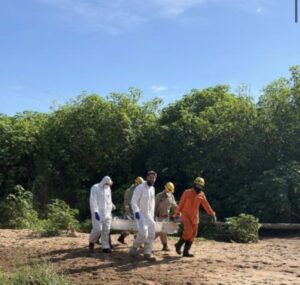 Corpo de homem em decomposição é retirado das margens do Córrego das Antas em Anápolis