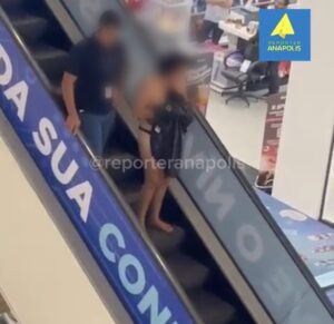 Mulher nua e alterada causa confusão no Brasil Park Shopping, em Anápolis