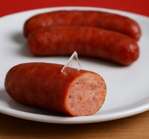 Família encontra vidro em linguiça e supermercado de Anápolis é condenado a pagar R$ 19 mil