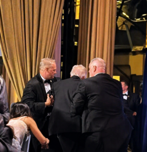 VÍDEO: TIROS INTERROMPEM JANTAR COM TRUMP EM WASHINGTON E CAUSAM PÂNICO ENTRE PARTICIPANTES