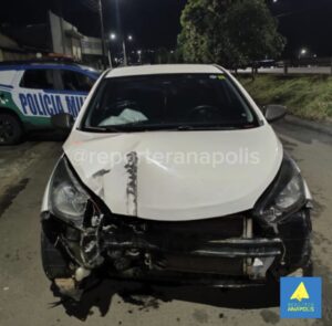 MOTORISTA COCHILA AO VOLANTE E BATE EM POSTE NO BAIRRO BANDEIRAS, EM ANÁPOLIS