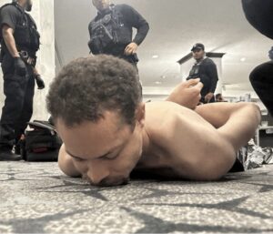 SUSPEITO ARMADO COM ESPINGARDA, PISTOLA E FACAS É IDENTIFICADO APÓS INCIDENTE PRÓXIMO A EVENTO COM TRUMP