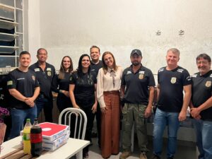 ÚLTIMO PLANTÃO: DELEGADA EMILLI P. BAILONI SE DESPEDE DA POLÍCIA CIVIL DE ANÁPOLIS, GOIÁS APÓS 16 ANOS DE SERVIÇOS PRESTADOS