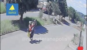 MOTOCICLISTA EMPINANDO MOTO ATROPELA GESTANTE E DUAS CRIANÇAS EM ANÁPOLIS E FOGE SEM PRESTAR SOCORRO