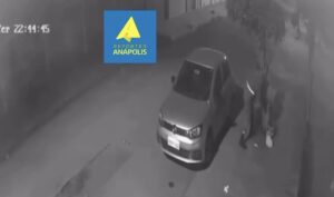 VÍDEO MOSTRA GARI ARREMESSANDO SACOLAS DE LIXO E REVOLTA MORADORES NO BAIRRO BOA VISTA, EM ANÁPOLIS