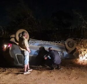FIAT UNO CAPOTA NA ESTRADA DO MUTUM, EM ALEXÂNIA