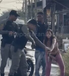 MULHER RETIRA PISTOLA DE DENTRO DA CALCINHA DURANTE ABORDAGEM DA PM NO ENTORNO DO DF