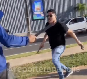 BRIGA GENERALIZADA COM FACAS TERMINA COM DETENÇÕES NA AVENIDA RIO VERDE, EM GOIÂNIA