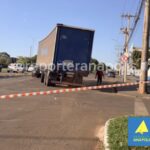 CARRETA QUEBRA AO FAZER CONVERSÃO E BLOQUEIA TRÂNSITO NA LATERAL DA AVENIDA BRASIL, EM ANÁPOLIS